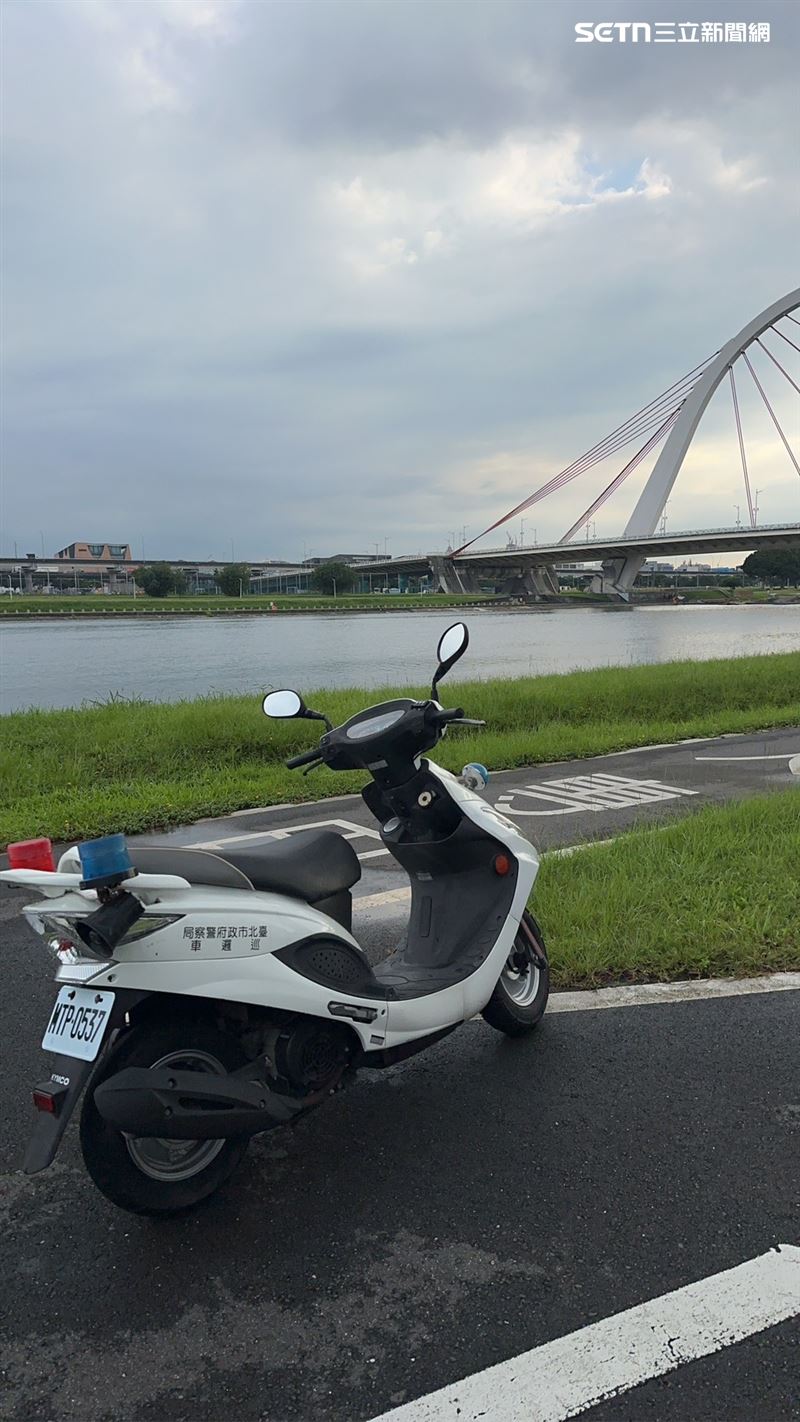 台北市中山區大直抽水站閘門發現1具浮屍。(圖/讀者提供)