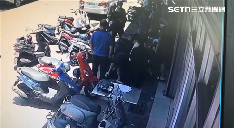 警方抵達現場後李男仍情緒激動,最後將其壓制帶回派出所。(圖/翻攝畫面)