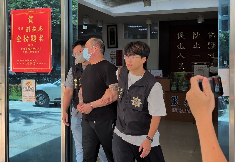 出生在中國的廖姓男子（左2）持香港護照入境台灣，6日在台中攻擊印太戰略智庫執行長矢板明夫後逃逸，在離境前被警方攔截逮捕，7日被依反滲透法等罪移送檢方偵辦
