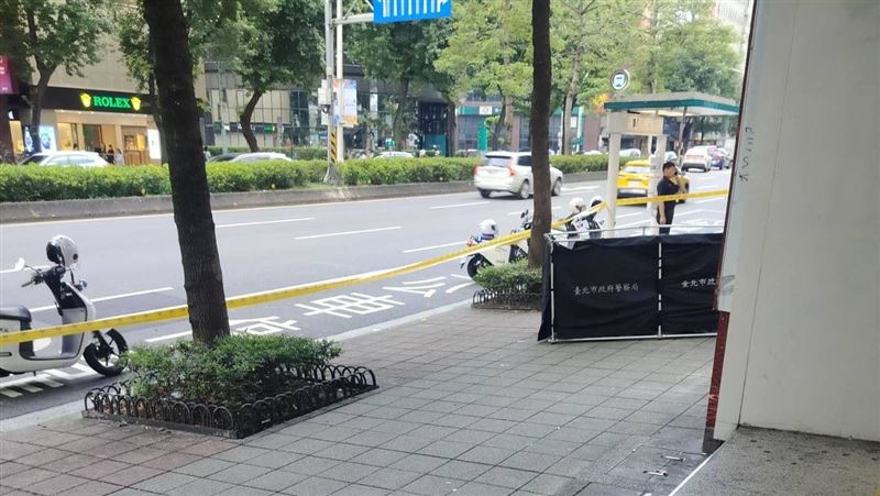 台北市大安區忠孝東路上今(7日)發生一起墜樓事件。(圖/讀者提供)