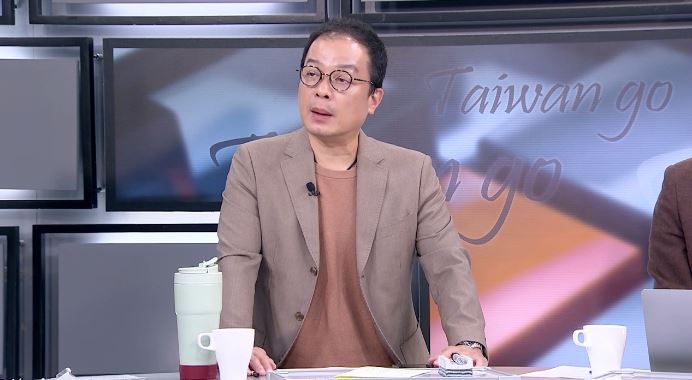 資深媒體人鍾年晃今(7)日在三立《前進新台灣》政論節目分析民眾黨兩顆太陽間題。(圖/翻攝畫面)