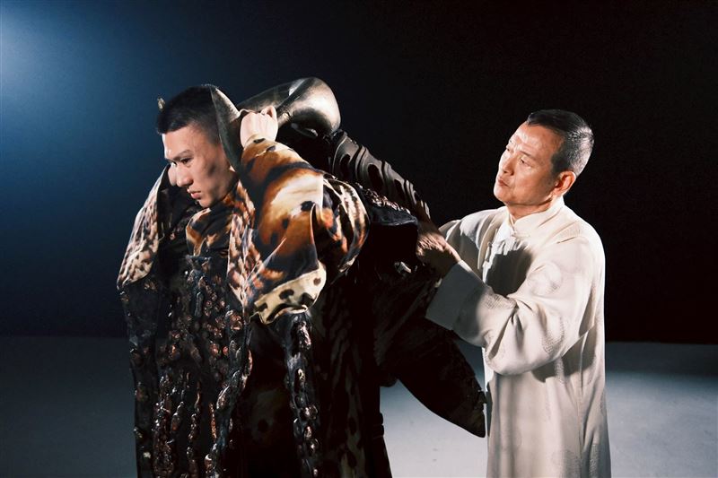 吳興國近日為「第37屆傳藝金曲獎」拍攝宣傳影片。（圖／三立提供）