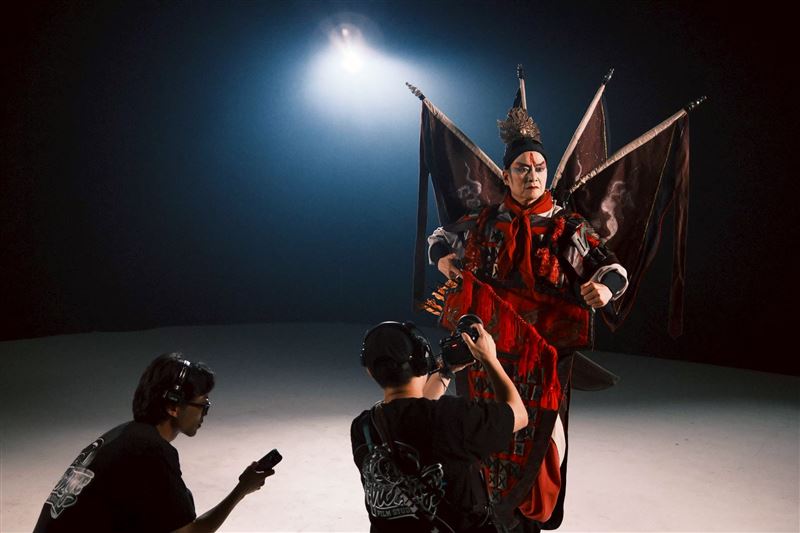 吳興國近日為「第37屆傳藝金曲獎」拍攝宣傳影片。（圖／三立提供）