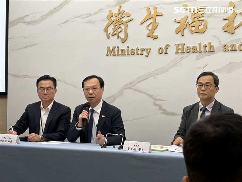 衛福部長石崇良(中)臨時加入「食藥署針對中聯大豆沙拉油事件最新進度說明」臨時記者會。宣布未達20%的產品也會預防性下架。(圖/記者簡浩正攝影)