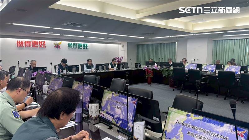 迎戰巴威颱風!黃偉哲著「青蛙裝」鑽下水道,急召防颱會議下達動員令。(圖/南市府提供)