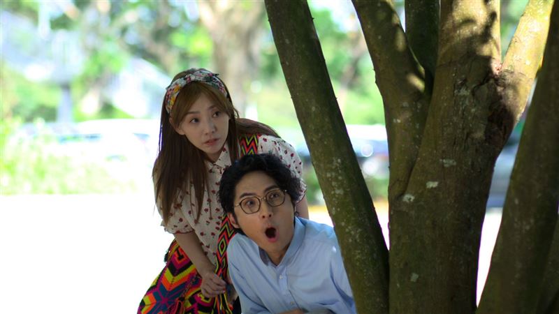 李運慶笑說賴芊合怎麼曬都不會黑,自己則是「白不回去」,兩人膚色對比鮮明,讓燈光師直呼最難打光。(圖/民視提供)