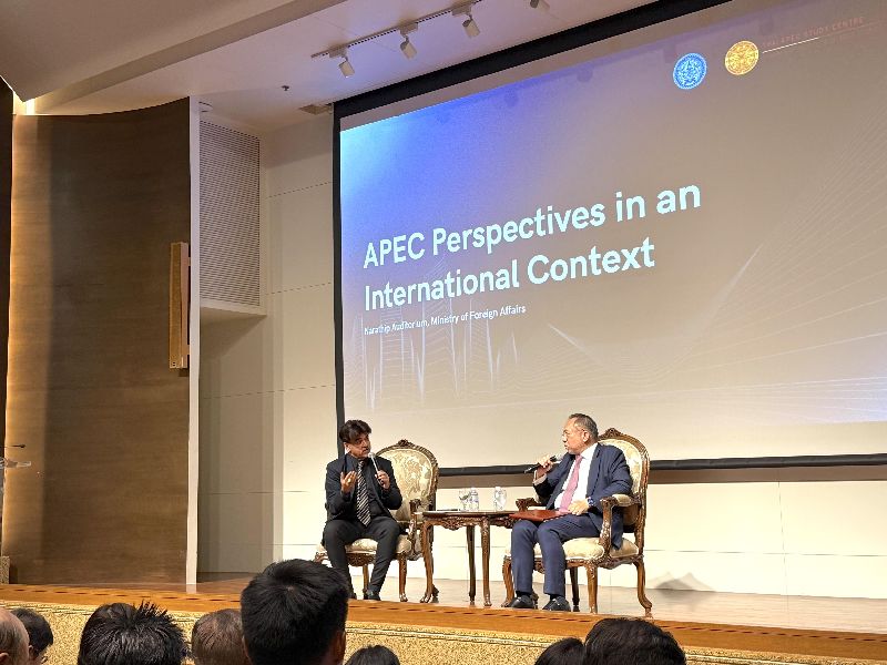 亞太經濟合作會議(APEC)秘書處執行長佩德羅薩(Eduardo Pedrosa,右)7日出席泰國外交部舉辦的「APEC國際情勢觀點」論壇,分享APEC在地緣政治、供應鏈及區域經濟合作面臨的挑戰,並肯定台灣積極參與醫療合作,近期更成立基金,貢獻很大