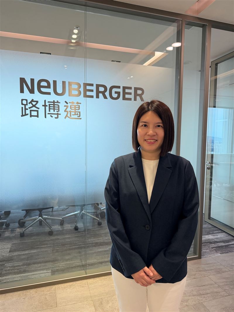 路博邁投信副總裁戴君玫指出,今年以來市場對Fed利率政策預期數度調整,從原先預期年底前降息2碼,轉為不降息,現在又反映升息1碼的可能性;然而,即使政策預期反覆修正,各類主要債券資產今年以來普遍維持正報酬,回顧美國複合債券指數近30年表現,若於降息前1年布局,平均報酬率可達約10%。(圖/路博邁投信提供)