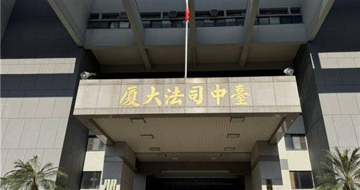 KTV捂嘴硬上傳播妹！惡男1手錄影1手性侵