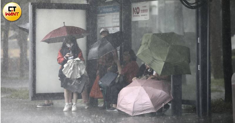 調查發現，超過7成勞工表示颱風天出勤時，公司未提供額外安全防護措施。（示意圖／劉耿豪攝）