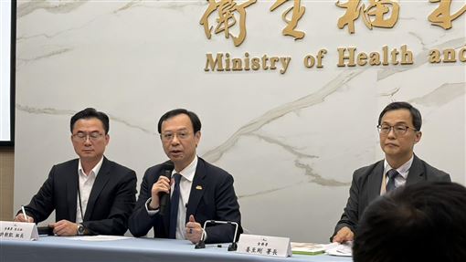 衛福部長石崇良（中）臨時加入「食藥署針對中聯大豆沙拉油事件最新進度說明」臨時記者會。宣布未達20%的產品也會預防性下架。（圖／記者簡浩正攝影）