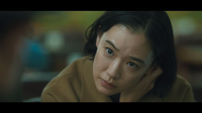 蒼井優在《氣體人第一號》中飾演硬派新聞記者「甲野京子」。(圖/Netflix提供)