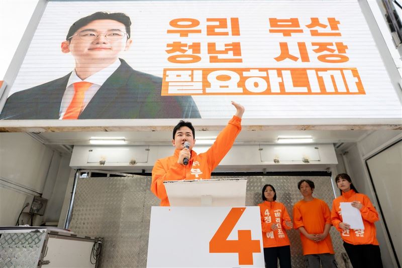 前釜山市長候選人鄭義漢4月宣稱拜票遇襲昏倒，但事後檢警查出，丟飲料的「凶手」竟是其個人健身教練。（翻攝自THREADS@jeong21_official）