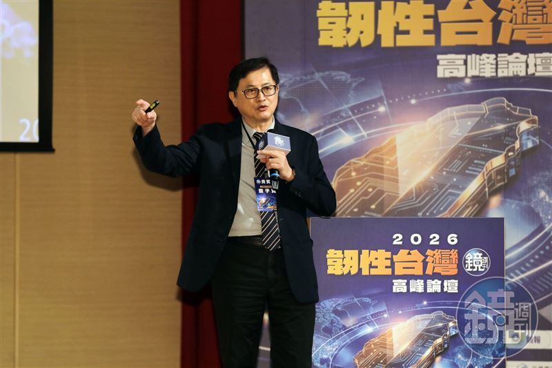 和碩集團董事長童子賢今（7）日出席鏡週刊「2026韌性台灣高峰論壇」前接受媒體訪問