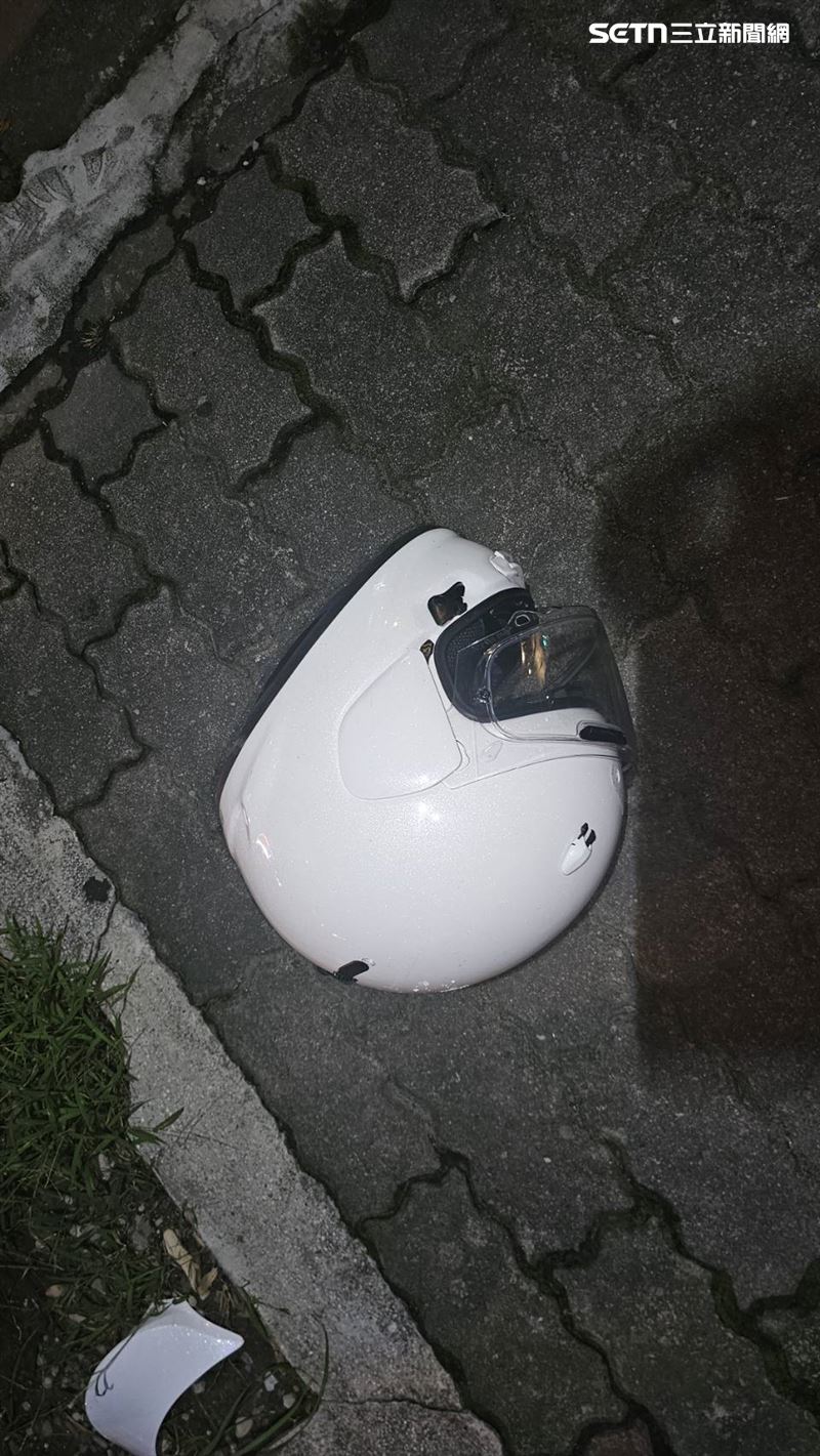 新北市新店區安和路三段於7日深夜發生嚴重車禍,一名21歲蔡姓男子與友人騎車同行時,機車突失控衝撞人行道牆壁,現場撞擊力道猛烈,蔡男當場失去呼吸心跳(OHCA)。(圖/翻攝畫面)