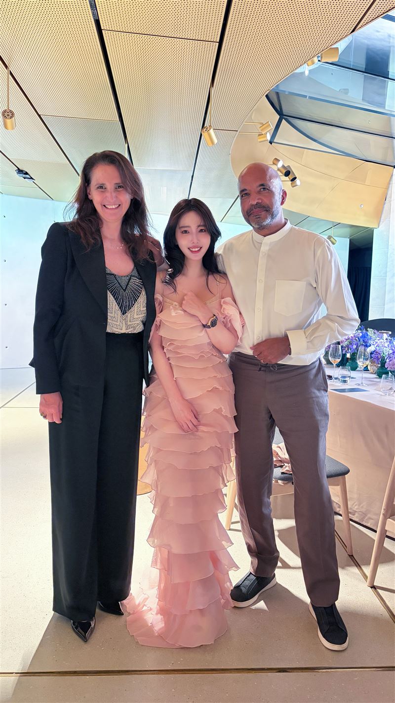 AP家族代表Olivier Audemars先生(右起)、朱琦郁、現任全球CEO Ilaria Resta一起合照。(圖/朱琦郁提供)