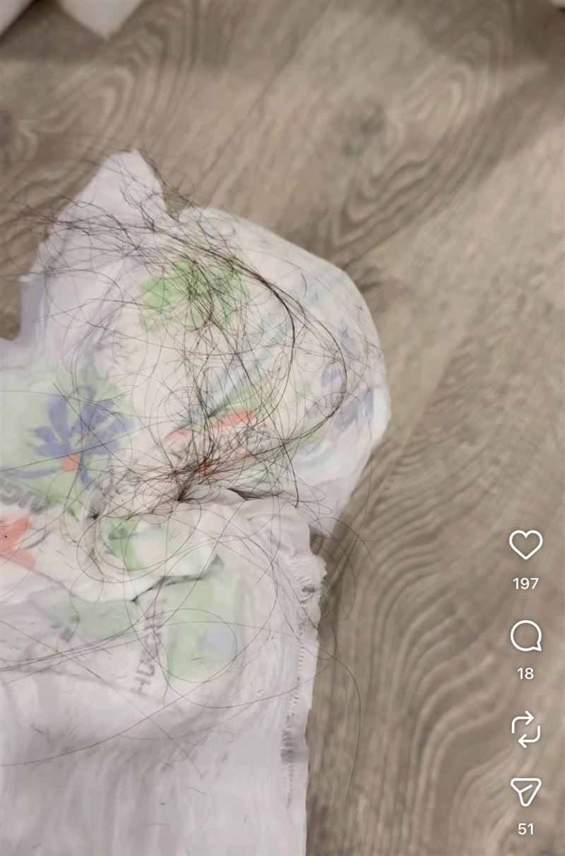 尿布摩擦地板擦生靜電，竟將頭髮全部吸附。（圖／翻攝自蔡允潔IG）