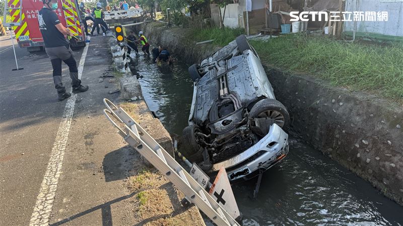 新／嚴重車禍…墜大排水溝！2人命危送醫