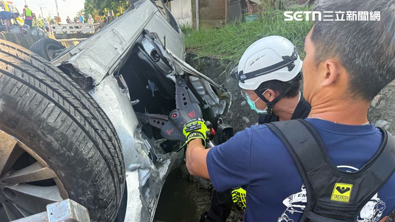 64歲駕駛同樣翻覆大排水溝,受困車內,意識清楚,肢體擦傷,協助脫困後,表明拒絕送醫。(圖/翻攝畫面)