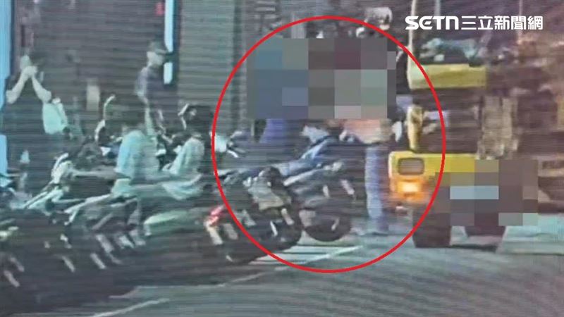 不滿吊車違停　七旬翁與年輕司機當街互毆