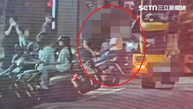北市陳姓吊車司機與張姓七旬老翁當街互毆。(圖/翻攝畫面)