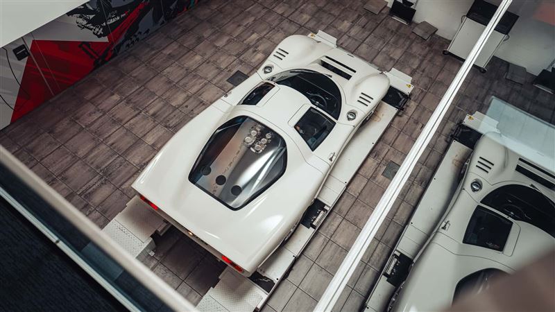 採用名為Colnbrook White的奶油白車色。(圖/翻攝McLaren網站)