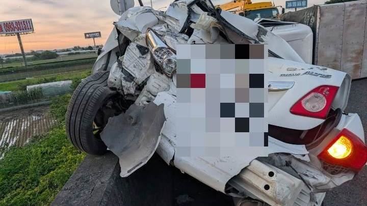 國1小貨車猛撞2車！轎車失控飛騎外側護欄