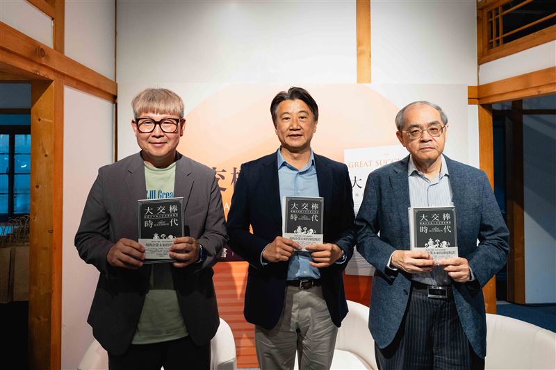 台灣迎來戰後最大規模「大交棒時代」,家族企業面臨傳承挑戰。蔡鴻青新書揭示,交棒關鍵不在經營權轉移,而是建立「治理共識」。透過制度化溝通與引入外部專業服務生態圈,家族企業才能跨越世代斷層,實現永續發展。(圖/台灣董事學會提供)