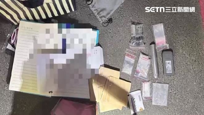 滑到露餡！毒男拒檢逃困車陣　警破窗壓制