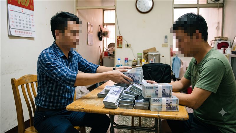 居住在台南的越南籍男子替同鄉友人保管530萬元現金,竟侵占拿去網路賭博全數賠光,被發現後,再拿530萬元全額賠償。(示意圖/AI生成)