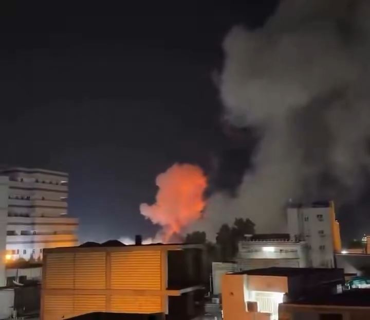 伊朗阿巴斯港(Bandar Abbas)遭美軍轟炸。(圖/取自X)