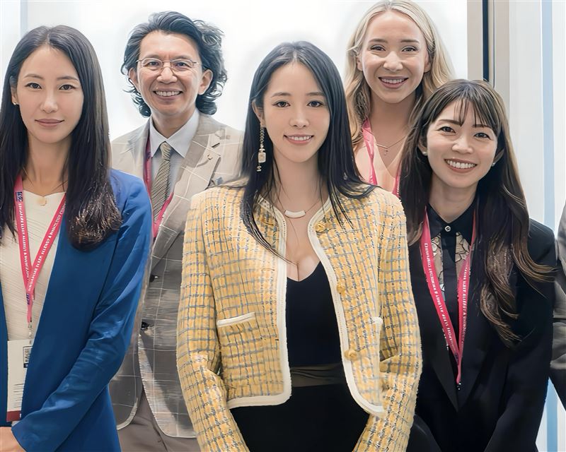 「牙醫界林志玲」、「最美牙醫」登新加坡SARC國際醫學大會,劉芷伊讓世界看見台灣。(圖/劉芷伊牙醫師提供)