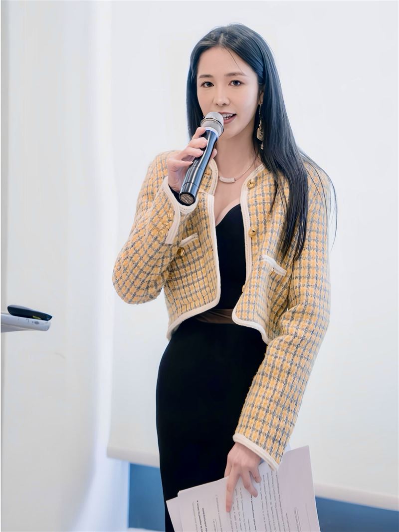 「牙醫界林志玲」、「最美牙醫」登新加坡SARC國際醫學大會,劉芷伊讓世界看見台灣。(圖/劉芷伊牙醫師提供)