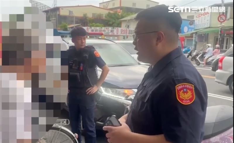宜蘭86歲推著助行器的老翁,手持三秒膠破壞一台特斯拉汽車。(圖/翻攝畫面)