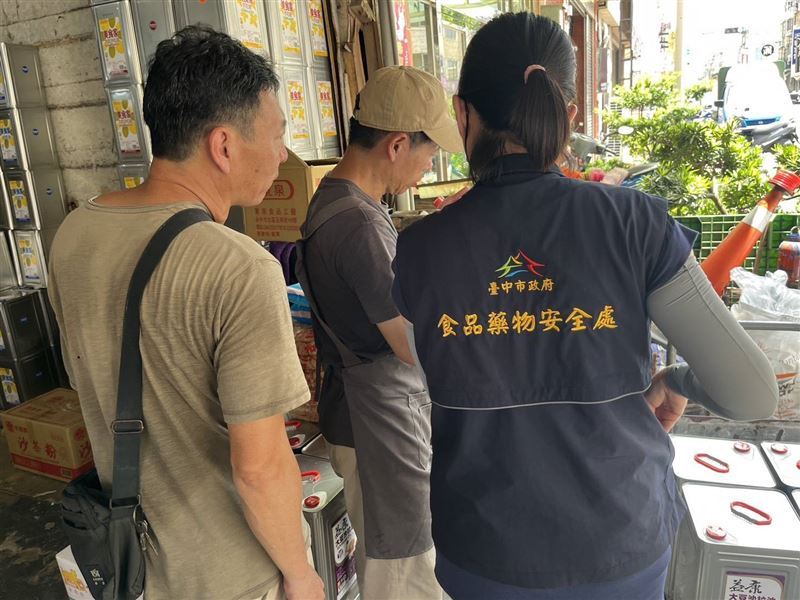 致癌毒油事件後還敢吃外食?《誰搶走了你的客人》作者、餐飲專家林仁益曝真相:消費者現在最該做3件事救自己。(圖/台中市衛生局提供、新北市衛生局提供)