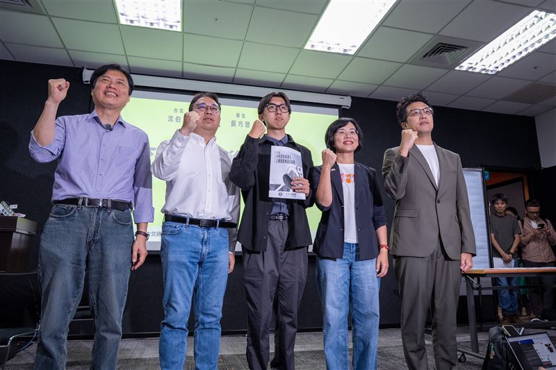 沈伯洋、蘇巧慧、黃世杰、林國漳出席「2026縣市⾸長交通改善承諾⽩⽪書簽署記者會」(圖/下一代人本交通促進會提供)