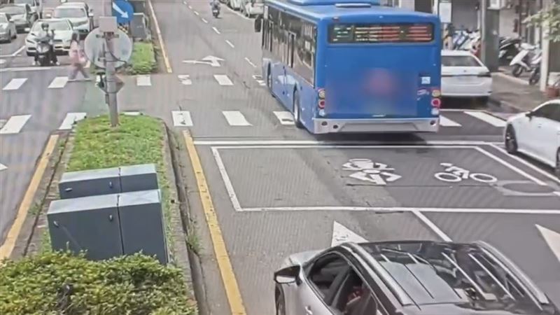 北市公車斑馬線闖紅燈！運將不適網戰翻