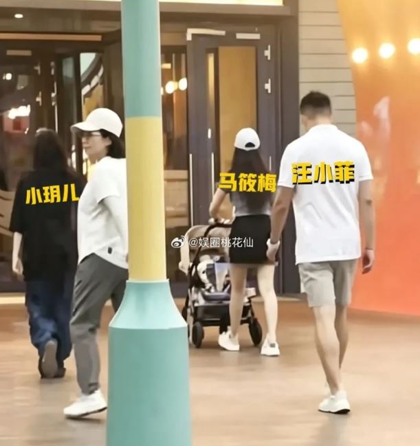 大S愛女被目前現身北京環球影城,身高已經要跟繼母馬筱梅一樣高。(圖/翻攝自微博)
