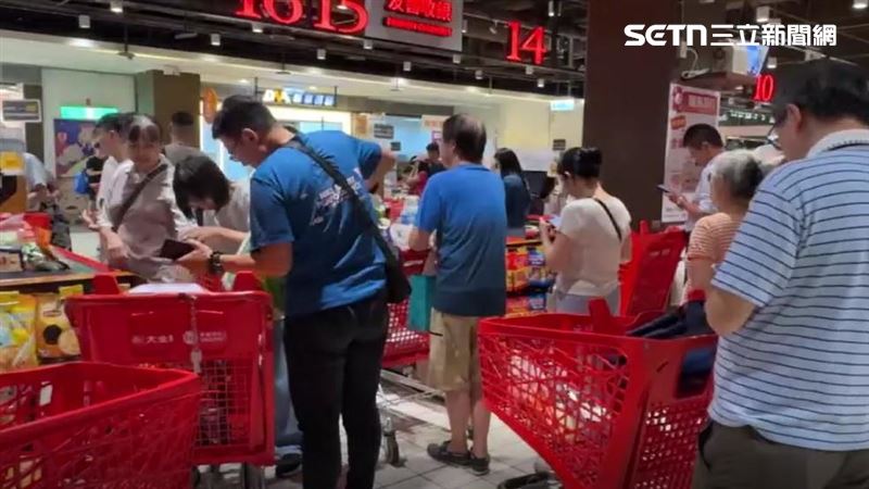 獨／強颱掀囤糧潮　民眾急赴大賣場搶物資