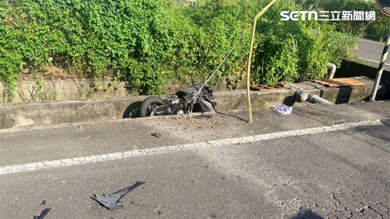 2名騎士雙載上班途中,行經無號誌路口跟另一輛汽車發生碰撞,雙方都翻落大排水溝,騎士、乘客拋飛OHCA送醫不治。(圖/翻攝畫面)