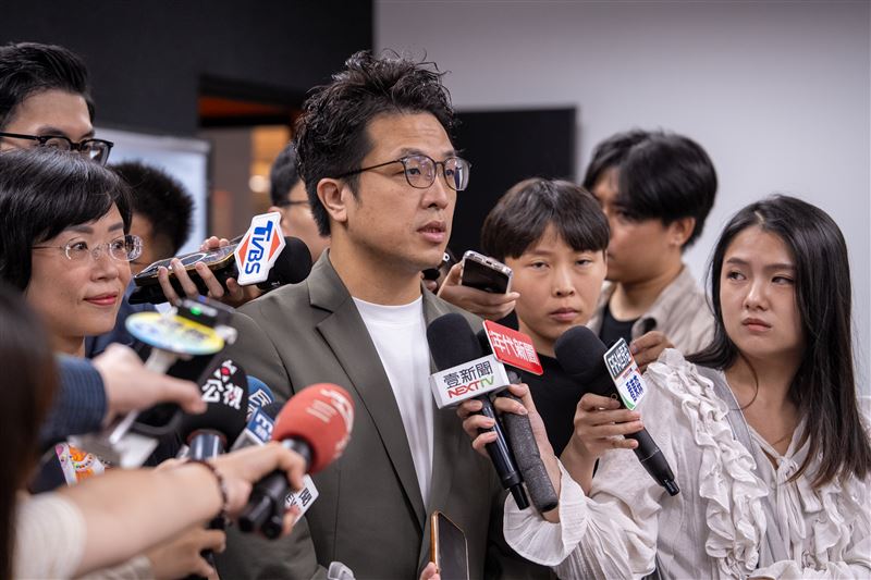 民進黨台北市長參選人沈伯洋出席「2026縣市⾸長交通改善承諾⽩⽪書簽署記者會」並於會後受訪(圖/下一代人本交通促進會提供)