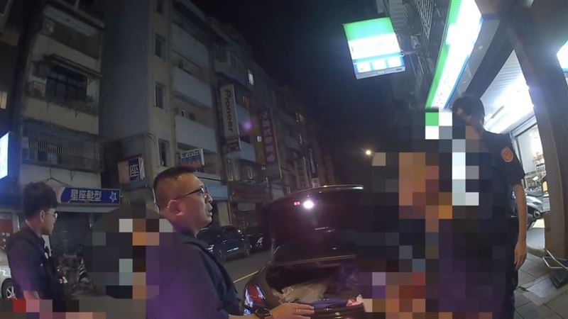北市情侶凌晨談分手！女拿傘架、雨傘砸車