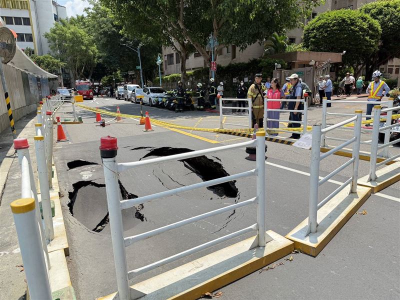 北市敦化北路驚現天坑,緊鄰工地路面塌陷(圖/秦慧珠辦公室提供)