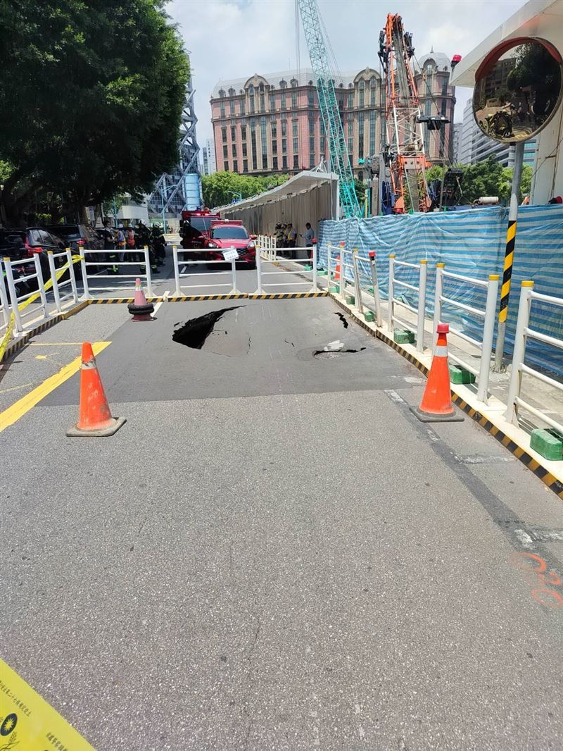 北市敦化北路驚現天坑!緊鄰工地路面塌陷,警消抵現場戒備。(圖/秦慧珠辦公室提供)