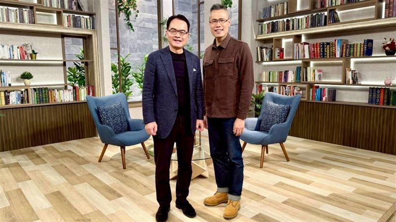 鄭弘儀主持的談話節目《話時代人物》邀請到「豆干厝」金牌律師許峰源。(圖/翻攝畫面)