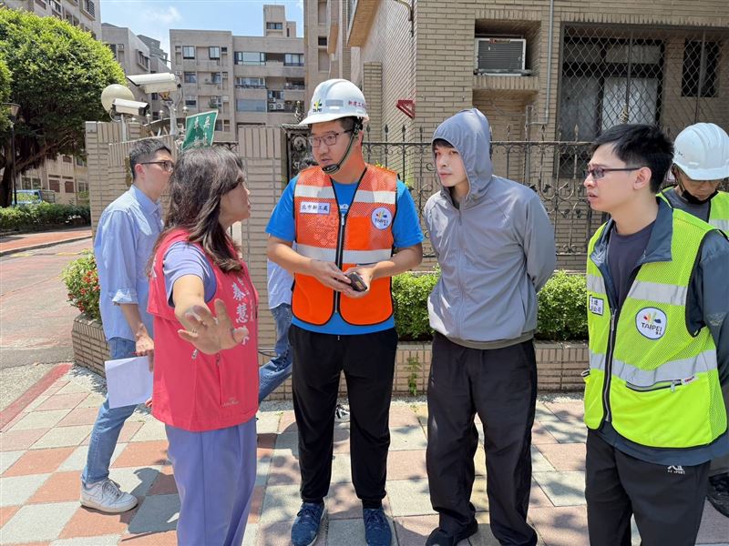 北市敦化北路驚現天坑!緊鄰工地路面塌陷,北市議員秦慧珠與新工處人員商討會勘。(圖/秦慧珠辦公室提供)