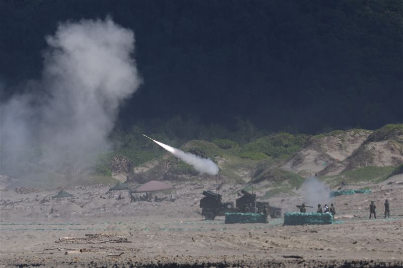 「神弓、神鷹操演」登場，復仇者飛彈車射擊刺針飛彈（圖／國防部提供）