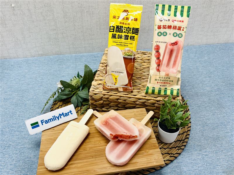首推將嘉義獨特白醋與芝麻香氣轉化為微鹹甜口感的崇文涼麵-白醋涼麵風味雪糕,以及還原夜市經典酸甜滋味的阿奇儂X可果美-番茄糖葫蘆冰棒。(圖/品牌業者提供)