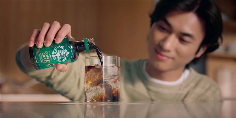 台灣雀巢攜手星巴克推「STARBUCKS® COFFEE CRAFT咖啡濃縮液」,在家輕鬆重現星巴克經典冰飲。(圖/品牌業者提供)