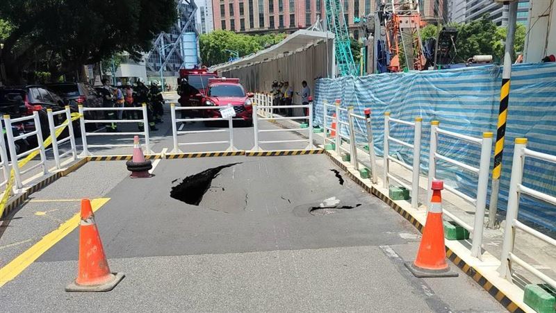 台北敦化北路199巷附近,路面驚傳出現巨大天坑,現場還飄出濃濃瓦斯味。(圖/翻攝畫面)